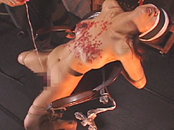 目隠し、全裸吊りと蝋燭責め